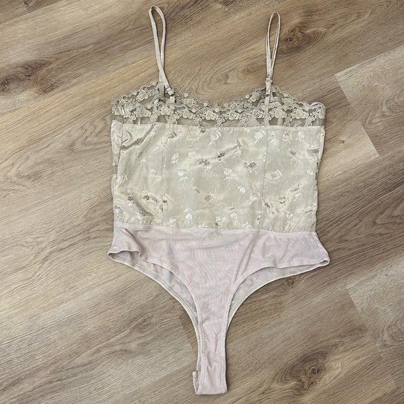 Lulu’s Tan Floral Lace Bodysuit size L - Picture 2 of 6
